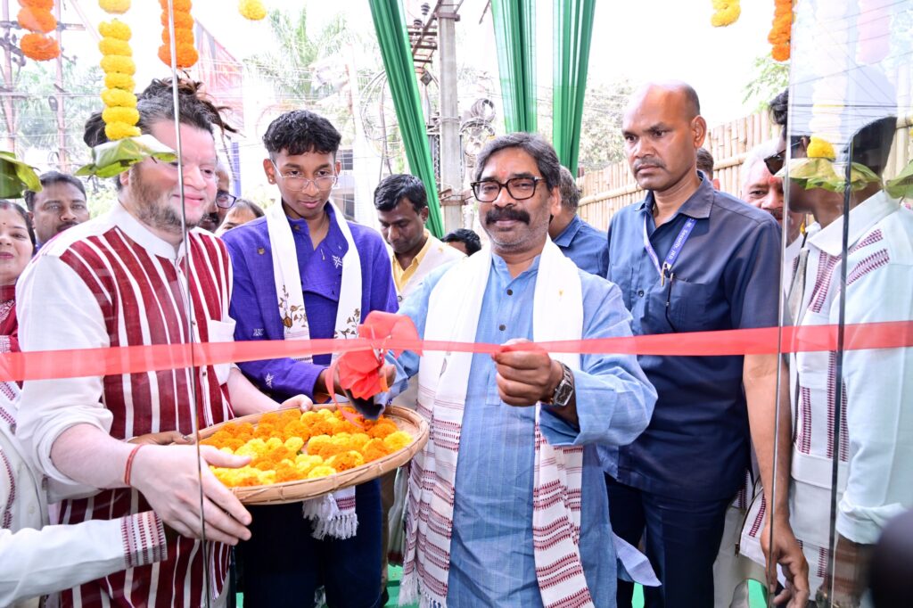 रांची में “Johargram — Made in Jharkhand” शोरूम का उद्घाटन, मुख्यमंत्री हेमन्त सोरेन ने आदिवासी पहनावे को बढ़ावा देने की कही बात 4 रांची में “Johargram — Made in Jharkhand” शोरूम का उद्घाटन, मुख्यमंत्री हेमन्त सोरेन ने आदिवासी पहनावे को बढ़ावा देने की कही बात 4