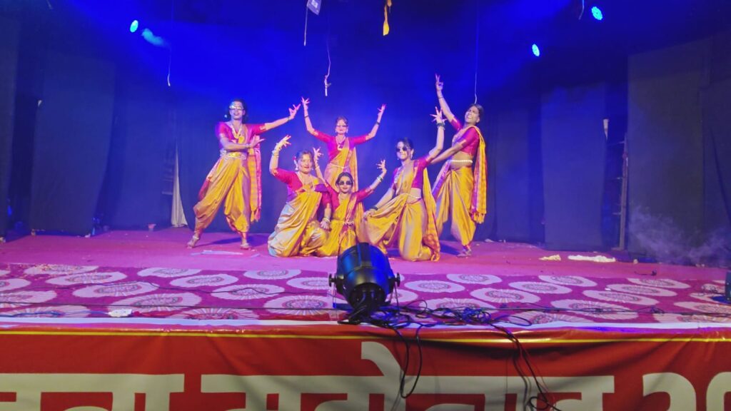 Giridih Drama and Dance Festival 2026 : तीसरे दिन देशभर के कलाकारों की शानदार प्रस्तुतियों ने दर्शकों को किया मंत्रमुग्ध 2 Giridih Drama and Dance Festival 2026 : तीसरे दिन देशभर के कलाकारों की शानदार प्रस्तुतियों ने दर्शकों को किया मंत्रमुग्ध 2