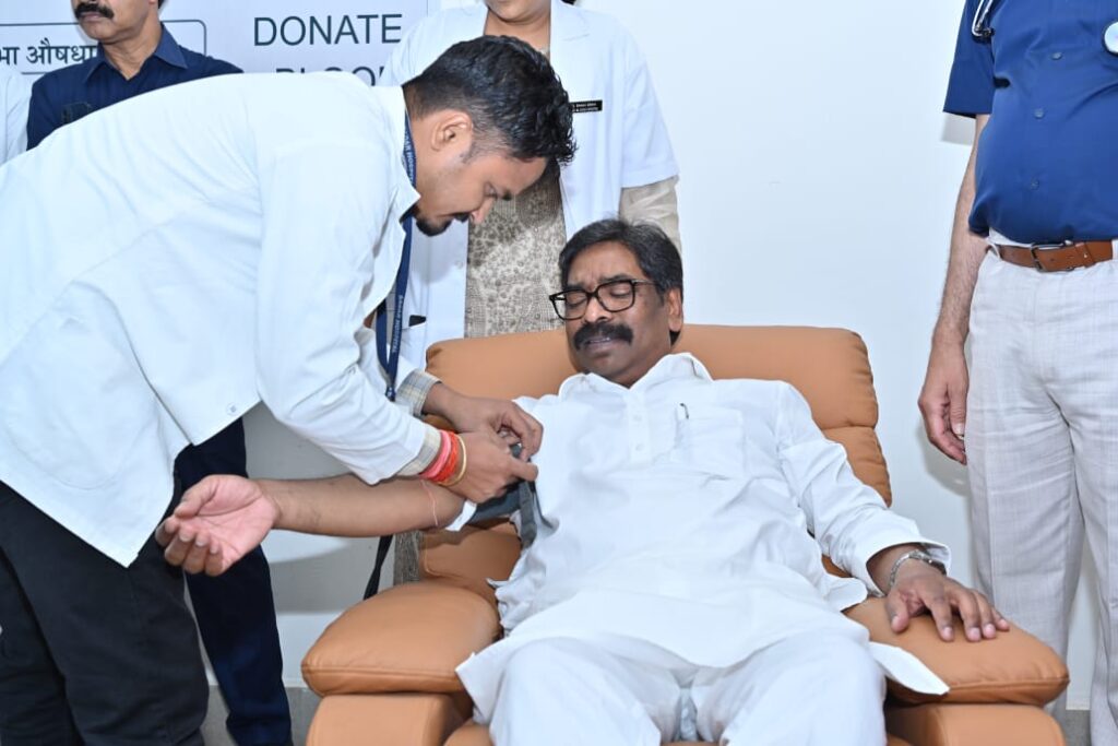 Jharkhand News : झारखंड विधानसभा में स्वैच्छिक रक्तदान शिविर का आयोजन, मुख्यमंत्री हेमन्त सोरेन ने रक्तदान कर किया शुभारंभ 3 Jharkhand News : झारखंड विधानसभा में स्वैच्छिक रक्तदान शिविर का आयोजन, मुख्यमंत्री हेमन्त सोरेन ने रक्तदान कर किया शुभारंभ 3