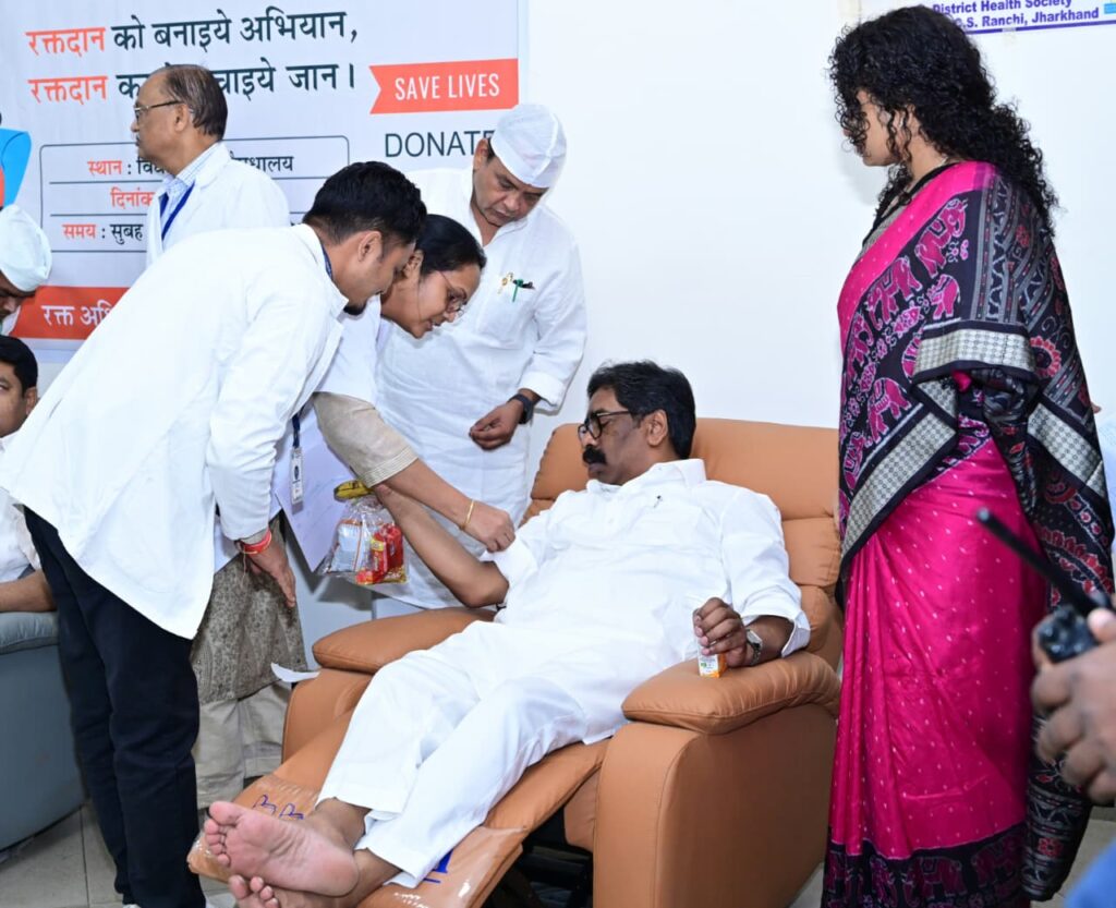 Jharkhand News : झारखंड विधानसभा में स्वैच्छिक रक्तदान शिविर का आयोजन, मुख्यमंत्री हेमन्त सोरेन ने रक्तदान कर किया शुभारंभ 1 Jharkhand News : झारखंड विधानसभा में स्वैच्छिक रक्तदान शिविर का आयोजन, मुख्यमंत्री हेमन्त सोरेन ने रक्तदान कर किया शुभारंभ 1