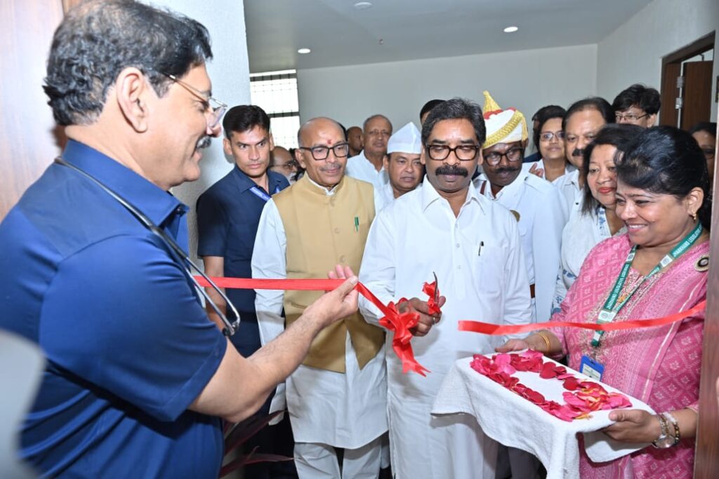 Jharkhand News : झारखंड विधानसभा में स्वैच्छिक रक्तदान शिविर का आयोजन, मुख्यमंत्री हेमन्त सोरेन ने रक्तदान कर किया शुभारंभ 2 Jharkhand News : झारखंड विधानसभा में स्वैच्छिक रक्तदान शिविर का आयोजन, मुख्यमंत्री हेमन्त सोरेन ने रक्तदान कर किया शुभारंभ 2