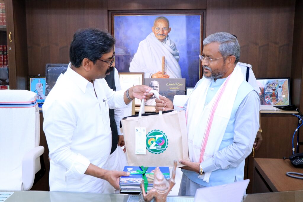 Jharkhand News : मुख्यमंत्री हेमन्त सोरेन ने विधानसभा अध्यक्ष से की शिष्टाचार मुलाकात, भेंट की विकास पुस्तिका 3