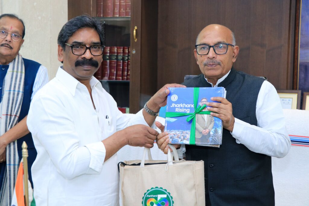 Jharkhand News : मुख्यमंत्री हेमन्त सोरेन ने विधानसभा अध्यक्ष से की शिष्टाचार मुलाकात, भेंट की विकास पुस्तिका 4