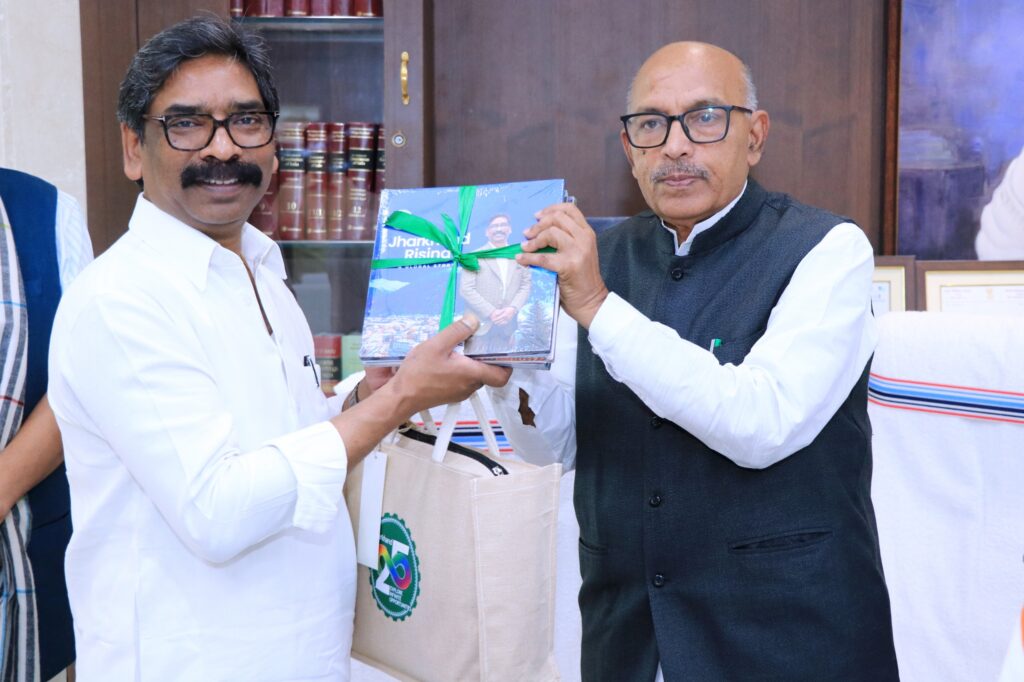 Jharkhand News : मुख्यमंत्री हेमन्त सोरेन ने विधानसभा अध्यक्ष से की शिष्टाचार मुलाकात, भेंट की विकास पुस्तिका 2