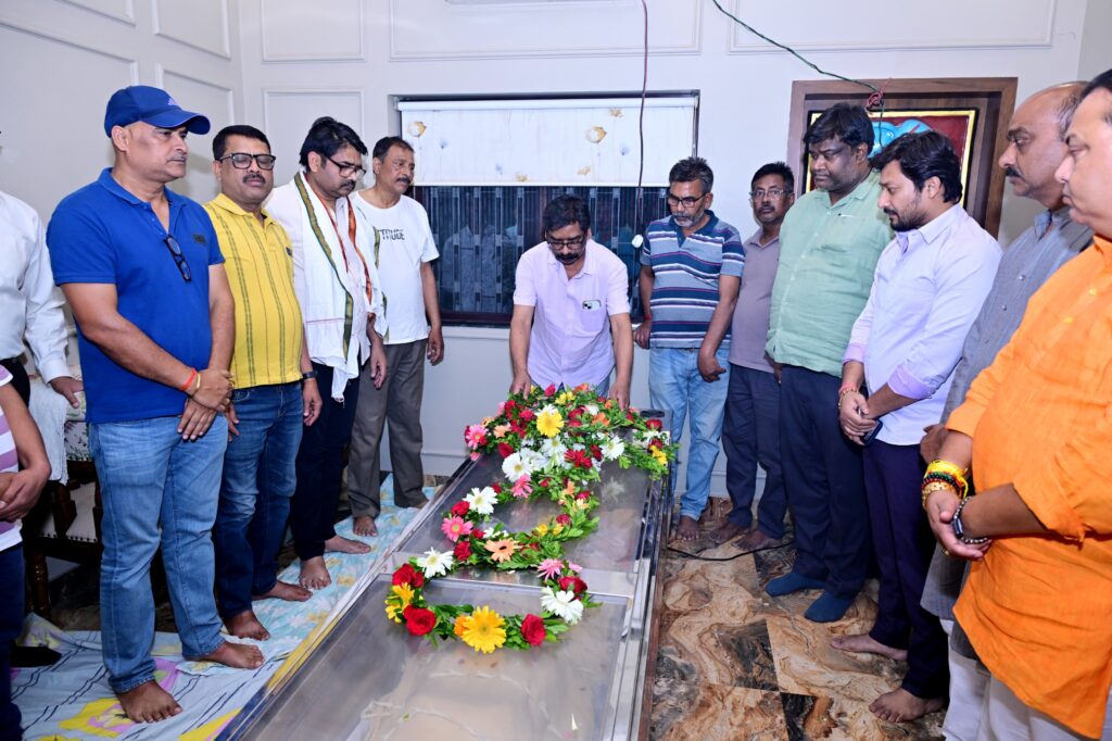 CM Hemant Soren ने पूर्व अधिकारी जे.एन. सिंह को दी भावभीनी श्रद्धांजलि 1 CM Hemant Soren ने पूर्व अधिकारी जे.एन. सिंह को दी भावभीनी श्रद्धांजलि 1