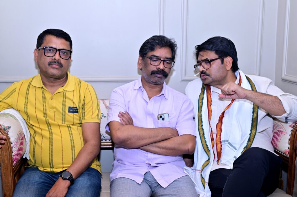 CM Hemant Soren ने पूर्व अधिकारी जे.एन. सिंह को दी भावभीनी श्रद्धांजलि 2 CM Hemant Soren ने पूर्व अधिकारी जे.एन. सिंह को दी भावभीनी श्रद्धांजलि 2