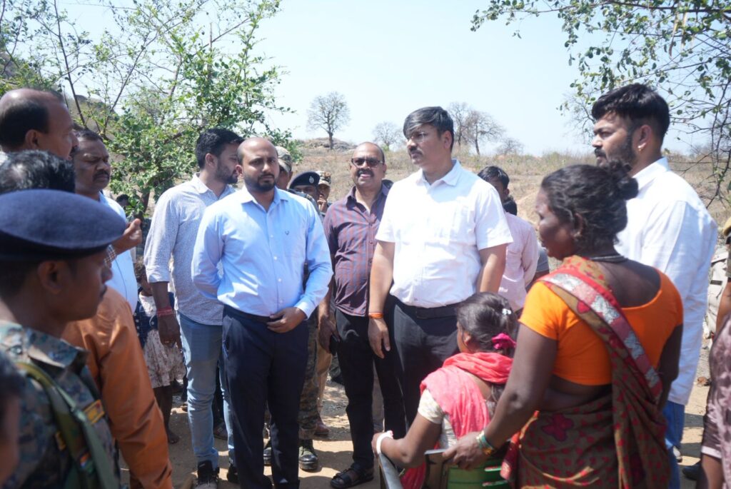 Koderma News : हाथी हमले के बाद प्रशासन सख्त: उपायुक्त व वन विभाग ने किया मौके का निरीक्षण, सुरक्षा के दिए निर्देश 1