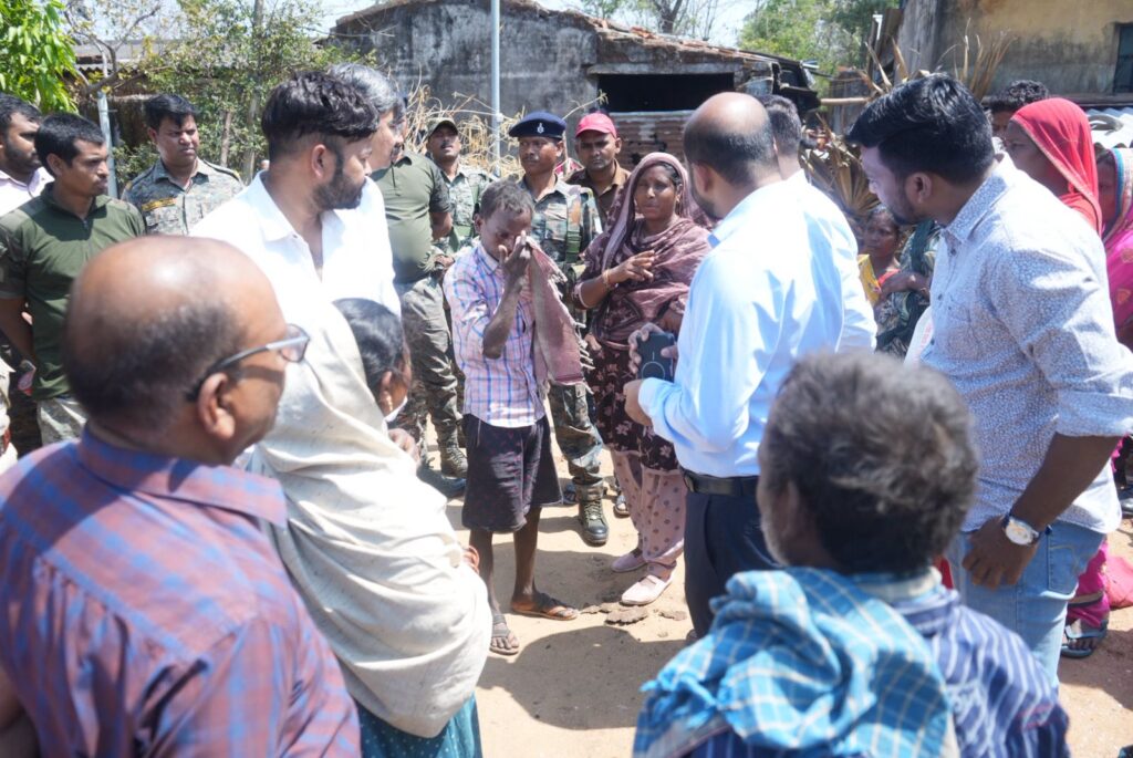 Koderma News : हाथी हमले के बाद प्रशासन सख्त: उपायुक्त व वन विभाग ने किया मौके का निरीक्षण, सुरक्षा के दिए निर्देश 3