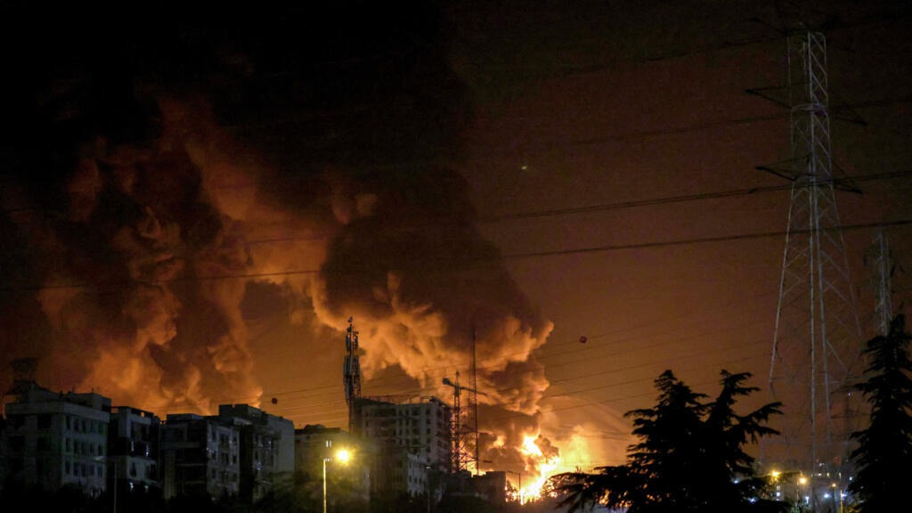 Iran–Israel War: सुप्रीम लीडर अयातुल्ला अली खामेनेई की मौत, 30 से ज्यादा ठिकानों पर एयरस्ट्राइक 2