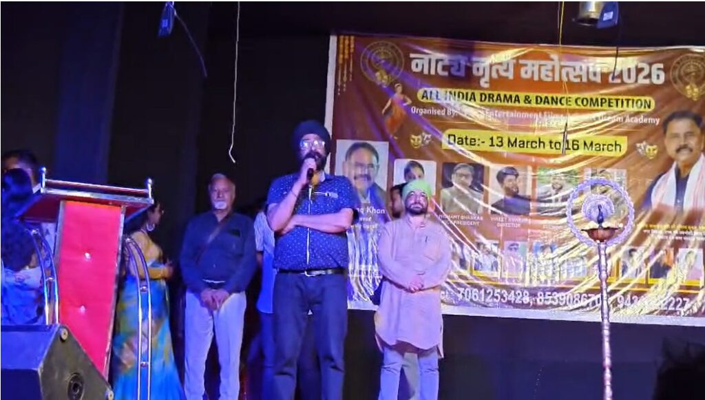 Giridih Drama and Dance Festival : गिरिडीह में नाट्य-नृत्य महोत्सव 2026 का भव्य शुभारंभ, मेयर प्रमिला मेहरा ने दीप प्रज्वलित कर किया उद्घाटन 3