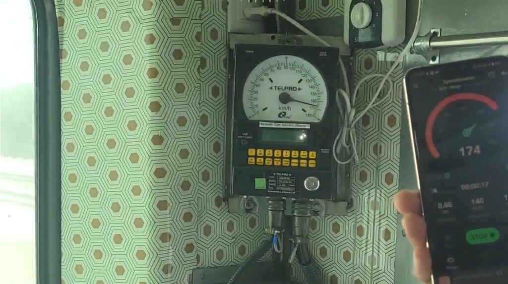 Jharkhand News : भारतीय रेलवे का बड़ा कदम: DDU से धनबाद के बीच 180 KM/H स्पीड ट्रायल सफल, सेमी हाई स्पीड ट्रेन की राह आसान 1 Jharkhand News : भारतीय रेलवे का बड़ा कदम: DDU से धनबाद के बीच 180 KM/H स्पीड ट्रायल सफल, सेमी हाई स्पीड ट्रेन की राह आसान 1