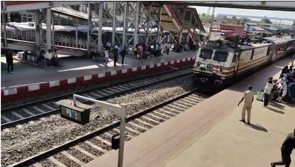 Jharkhand News : भारतीय रेलवे का बड़ा कदम: DDU से धनबाद के बीच 180 KM/H स्पीड ट्रायल सफल, सेमी हाई स्पीड ट्रेन की राह आसान 4 Jharkhand News : भारतीय रेलवे का बड़ा कदम: DDU से धनबाद के बीच 180 KM/H स्पीड ट्रायल सफल, सेमी हाई स्पीड ट्रेन की राह आसान 4