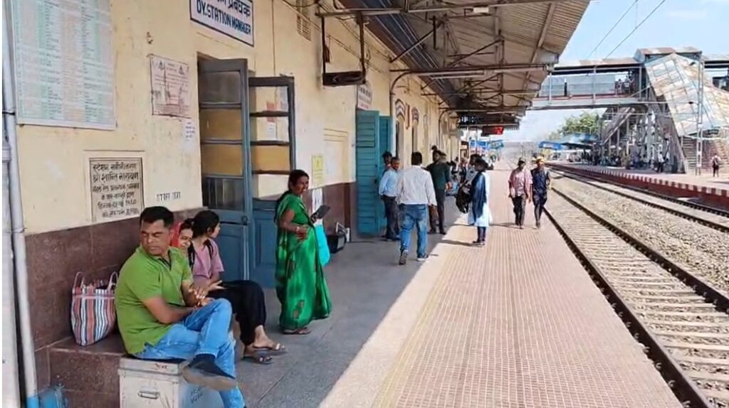 Jharkhand News : भारतीय रेलवे का बड़ा कदम: DDU से धनबाद के बीच 180 KM/H स्पीड ट्रायल सफल, सेमी हाई स्पीड ट्रेन की राह आसान 2 Jharkhand News : भारतीय रेलवे का बड़ा कदम: DDU से धनबाद के बीच 180 KM/H स्पीड ट्रायल सफल, सेमी हाई स्पीड ट्रेन की राह आसान 2