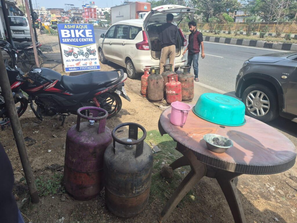 ओरमांझी में Illegal Gas Cylinder Refilling का भंडाफोड़, जिला प्रशासन की बड़ी कार्रवाई 2 ओरमांझी में Illegal Gas Cylinder Refilling का भंडाफोड़, जिला प्रशासन की बड़ी कार्रवाई 2