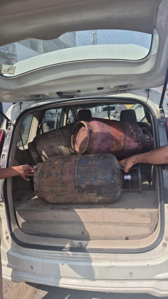 ओरमांझी में Illegal Gas Cylinder Refilling का भंडाफोड़, जिला प्रशासन की बड़ी कार्रवाई 3 ओरमांझी में Illegal Gas Cylinder Refilling का भंडाफोड़, जिला प्रशासन की बड़ी कार्रवाई 3