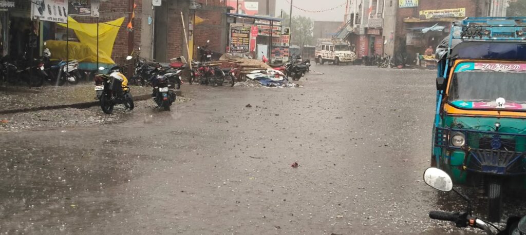 Giridih News : जमुआ में अचानक बर्फबारी से खुशियां भी और तबाही भी, छोटे किसानों की फसलें बर्बाद, मुआवजे की उठी मांग 1