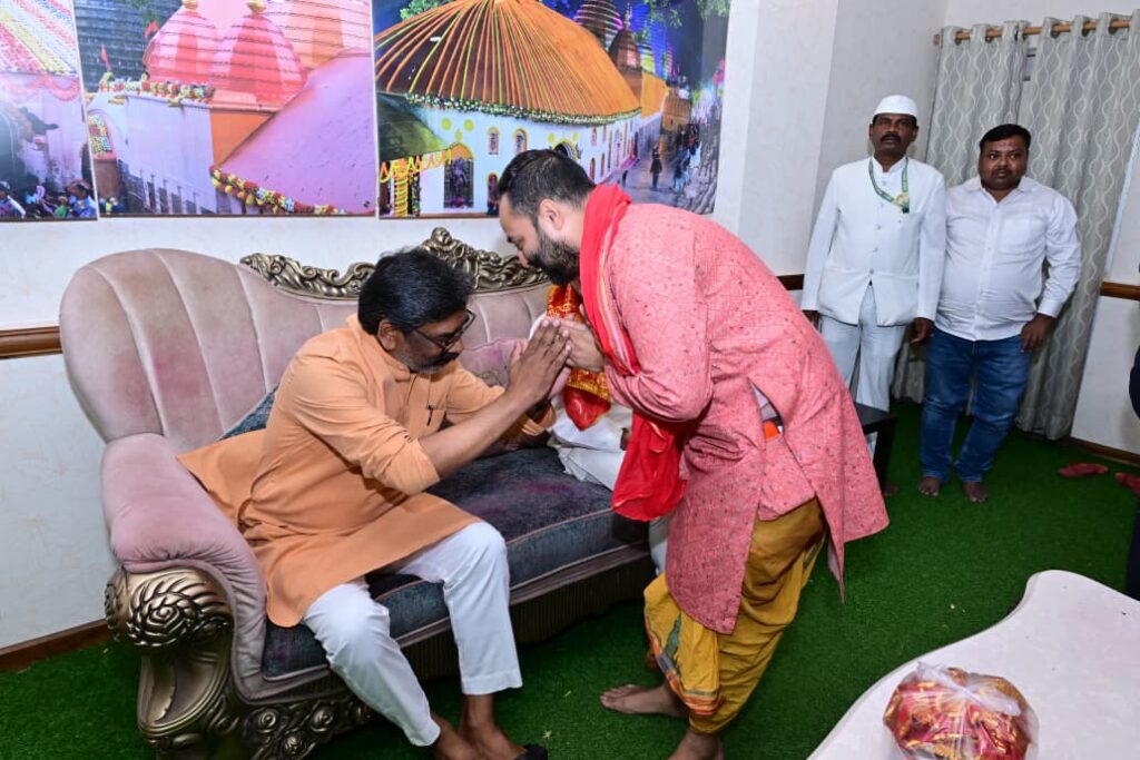 CM Hemant Soren ने की कामाख्या मंदिर पूजा, झारखंड के विकास के लिए मां कामाख्या से मांगी प्रार्थना 7 CM Hemant Soren ने की कामाख्या मंदिर पूजा, झारखंड के विकास के लिए मां कामाख्या से मांगी प्रार्थना 7
