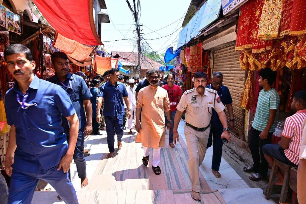 CM Hemant Soren ने की कामाख्या मंदिर पूजा, झारखंड के विकास के लिए मां कामाख्या से मांगी प्रार्थना 8 CM Hemant Soren ने की कामाख्या मंदिर पूजा, झारखंड के विकास के लिए मां कामाख्या से मांगी प्रार्थना 8
