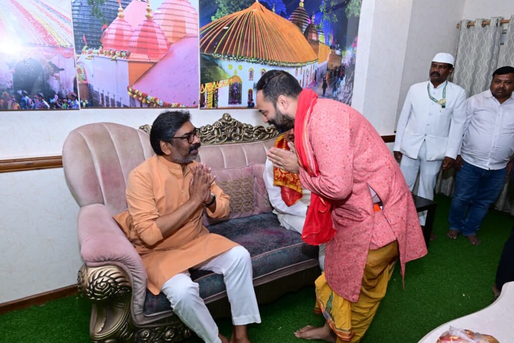 CM Hemant Soren ने की कामाख्या मंदिर पूजा, झारखंड के विकास के लिए मां कामाख्या से मांगी प्रार्थना 6 CM Hemant Soren ने की कामाख्या मंदिर पूजा, झारखंड के विकास के लिए मां कामाख्या से मांगी प्रार्थना 6