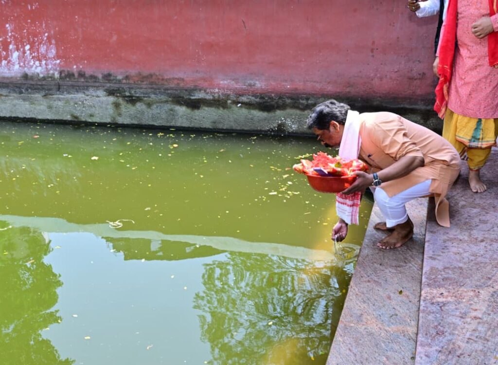 CM Hemant Soren ने की कामाख्या मंदिर पूजा, झारखंड के विकास के लिए मां कामाख्या से मांगी प्रार्थना 5 CM Hemant Soren ने की कामाख्या मंदिर पूजा, झारखंड के विकास के लिए मां कामाख्या से मांगी प्रार्थना 5