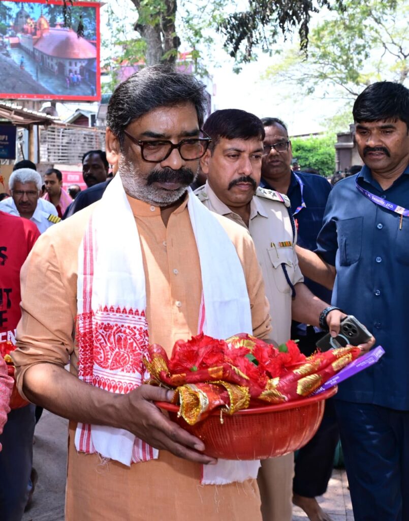 CM Hemant Soren ने की कामाख्या मंदिर पूजा, झारखंड के विकास के लिए मां कामाख्या से मांगी प्रार्थना 3 CM Hemant Soren ने की कामाख्या मंदिर पूजा, झारखंड के विकास के लिए मां कामाख्या से मांगी प्रार्थना 3