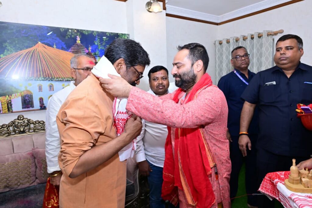 CM Hemant Soren ने की कामाख्या मंदिर पूजा, झारखंड के विकास के लिए मां कामाख्या से मांगी प्रार्थना 4 CM Hemant Soren ने की कामाख्या मंदिर पूजा, झारखंड के विकास के लिए मां कामाख्या से मांगी प्रार्थना 4