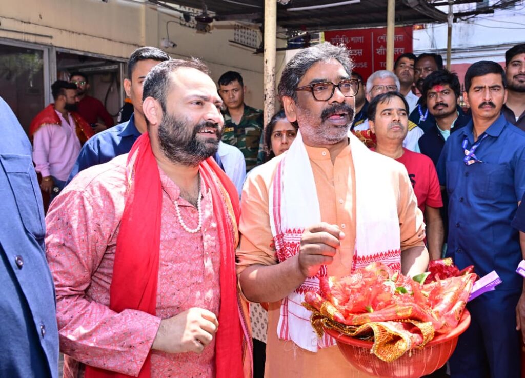 CM Hemant Soren ने की कामाख्या मंदिर पूजा, झारखंड के विकास के लिए मां कामाख्या से मांगी प्रार्थना 2 CM Hemant Soren ने की कामाख्या मंदिर पूजा, झारखंड के विकास के लिए मां कामाख्या से मांगी प्रार्थना 2