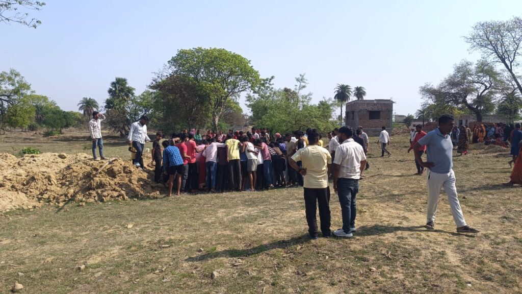 Koderma News : कोडरमा में महिला की संदिग्ध मौ*त, महुआ चुनने गई गीता देवी का श*व कुएं से बरामद, इलाके में सनसनी 2