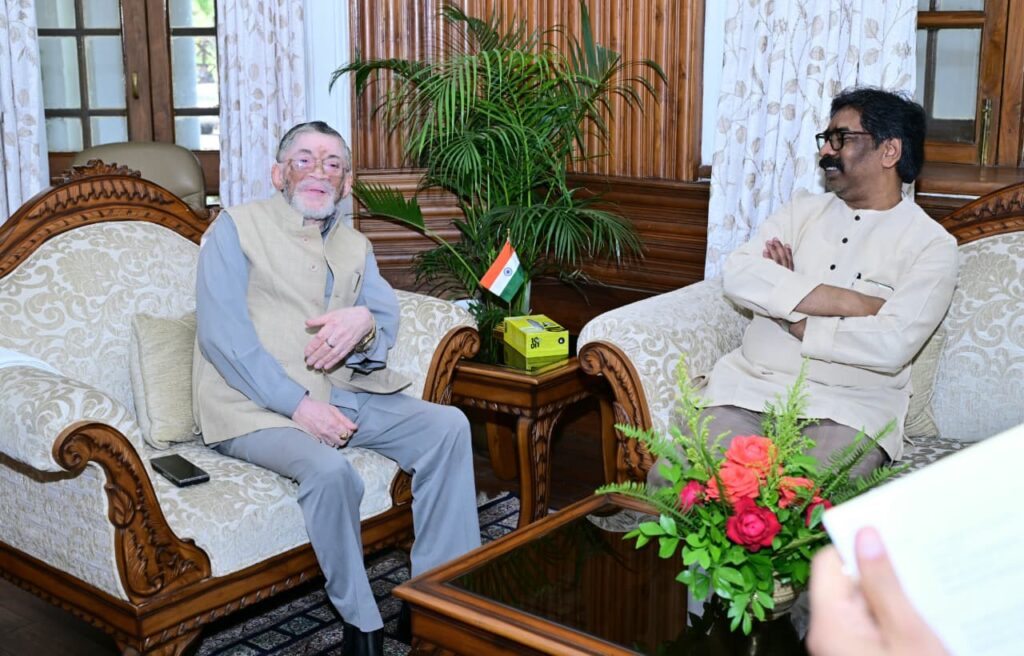 Jharkhand News : मुख्यमंत्री हेमन्त सोरेन ने राज्यपाल संतोष कुमार गंगवार से की शिष्टाचार मुलाकात 1