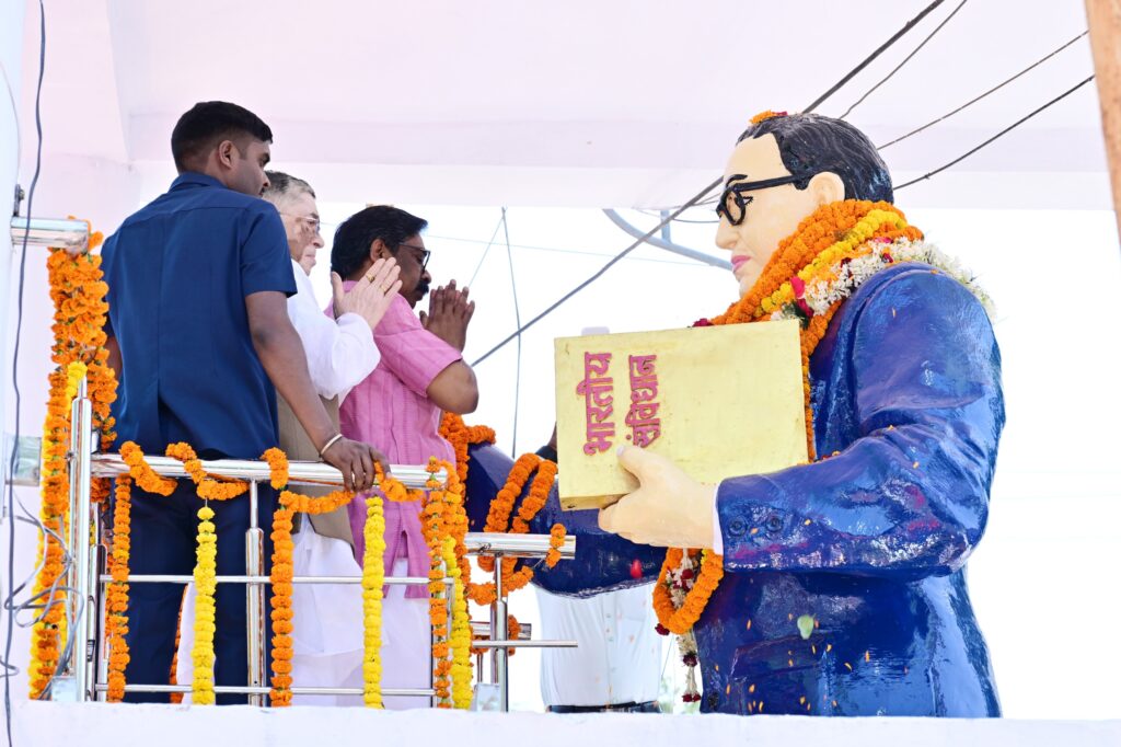 Dr. Bhimrao Ambedkar Jayanti : रांची में राज्यपाल और मुख्यमंत्री ने दी श्रद्धांजलि 2