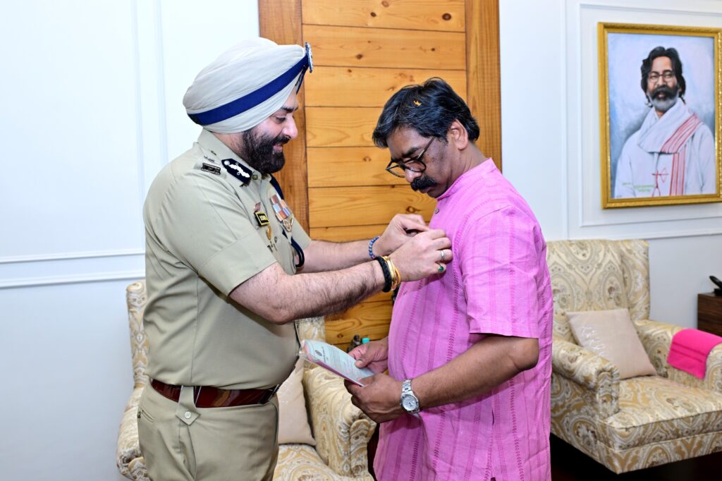 Fire Service Week : मुख्यमंत्री Hemant Soren को लगाया गया बैज, अग्निशमन कर्मियों के साहस को किया नमन 1 Fire Service Week : मुख्यमंत्री Hemant Soren को लगाया गया बैज, अग्निशमन कर्मियों के साहस को किया नमन 1