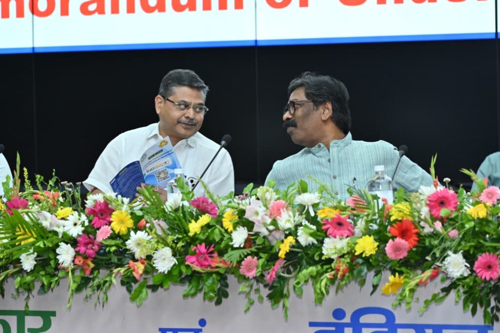 Jharkhand News : झारखंड सरकार और इंडियन बैंक के बीच ऐतिहासिक MoU, कर्मचारियों को मिलेगा आधुनिक वेतन पैकेज और वित्तीय सुरक्षा 4 Jharkhand News : झारखंड सरकार और इंडियन बैंक के बीच ऐतिहासिक MoU, कर्मचारियों को मिलेगा आधुनिक वेतन पैकेज और वित्तीय सुरक्षा 4