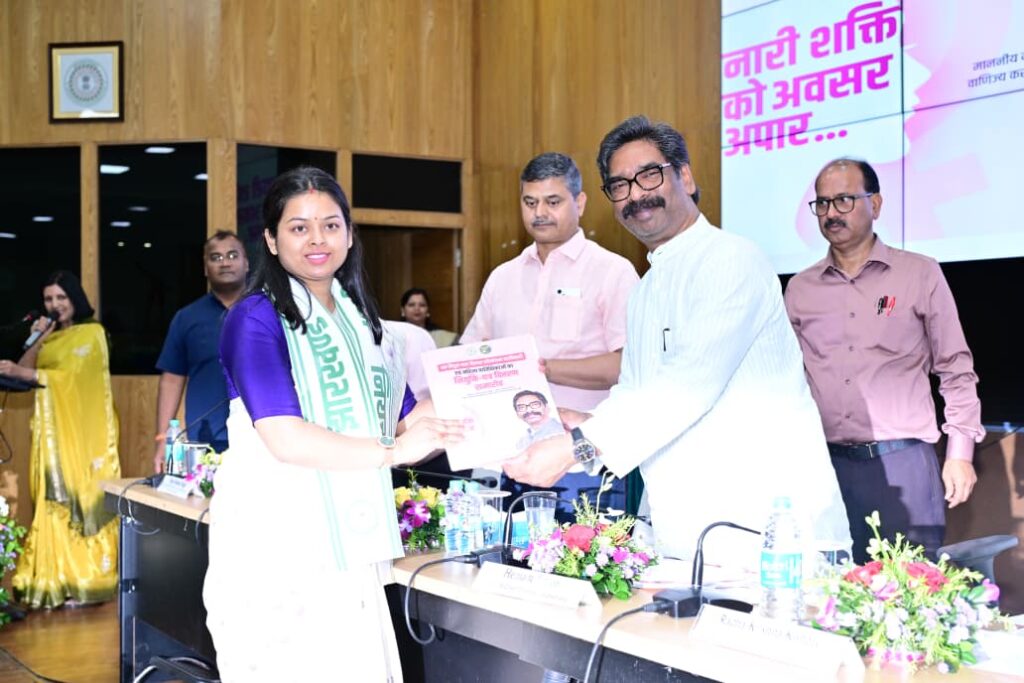 CM Hemant Soren ने सौंपे नियुक्ति पत्र, झारखंड में महिला सशक्तिकरण को मिली नई दिशा 6