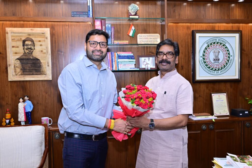 Jharkhand News : मुख्यमंत्री हेमन्त सोरेन से नव पदस्थापित अधिकारियों की मुलाकात, प्रशासनिक समन्वय पर दिया जोर 3