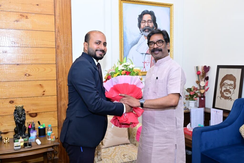 Jharkhand News : मुख्यमंत्री हेमन्त सोरेन से नव पदस्थापित अधिकारियों की मुलाकात, प्रशासनिक समन्वय पर दिया जोर 4