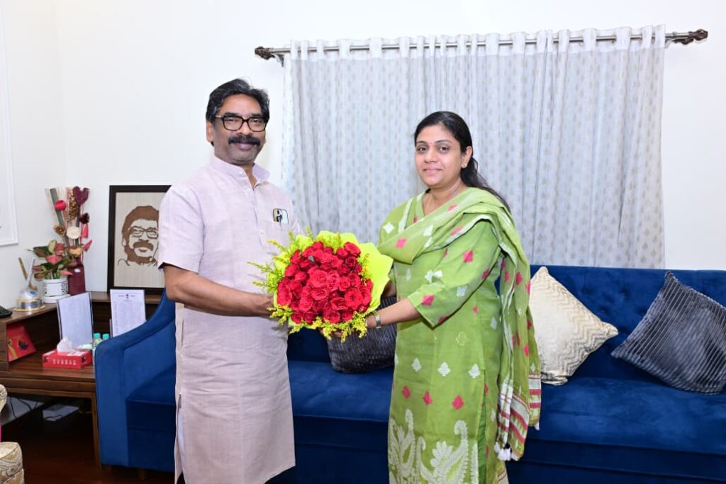 Jharkhand News : मुख्यमंत्री हेमन्त सोरेन से नव पदस्थापित अधिकारियों की मुलाकात, प्रशासनिक समन्वय पर दिया जोर 1