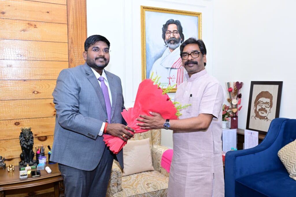 Jharkhand News : मुख्यमंत्री हेमन्त सोरेन से नव पदस्थापित अधिकारियों की मुलाकात, प्रशासनिक समन्वय पर दिया जोर 2