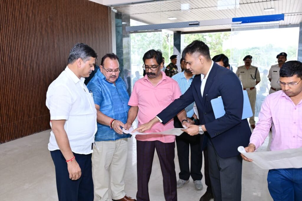 Jharkhand News : मुख्यमंत्री हेमन्त सोरेन ने बिरसा मुंडा एयरपोर्ट में निर्माणाधीन स्टेट हैंगर का किया निरीक्षण 1