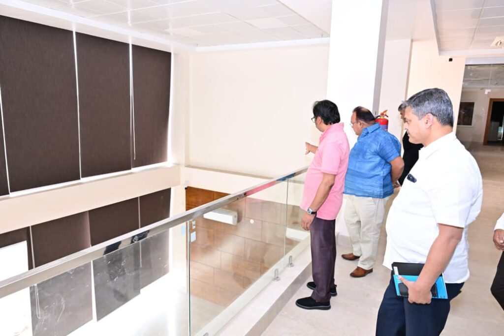 Jharkhand News : मुख्यमंत्री हेमन्त सोरेन ने बिरसा मुंडा एयरपोर्ट में निर्माणाधीन स्टेट हैंगर का किया निरीक्षण 2