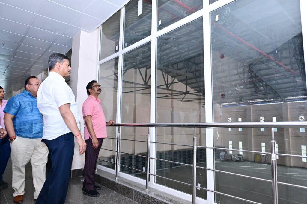 Jharkhand News : मुख्यमंत्री हेमन्त सोरेन ने बिरसा मुंडा एयरपोर्ट में निर्माणाधीन स्टेट हैंगर का किया निरीक्षण 3