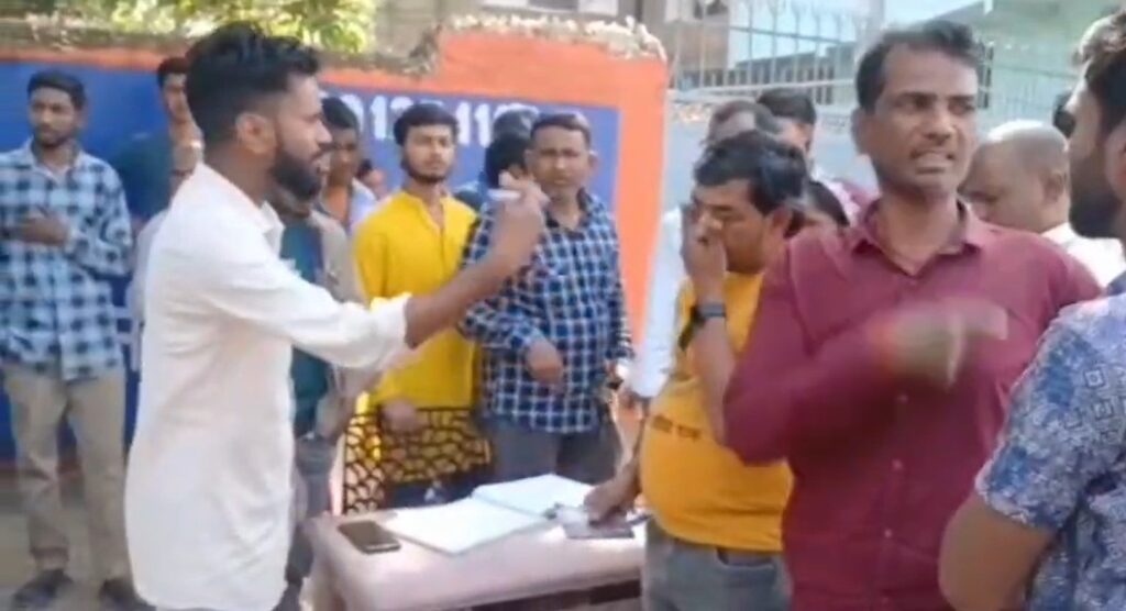 Koderma Gas Crisis: खाली सिलेंडर लेकर सड़क पर उतरे लोग, एक घंटे तक लगा रहा जाम 2