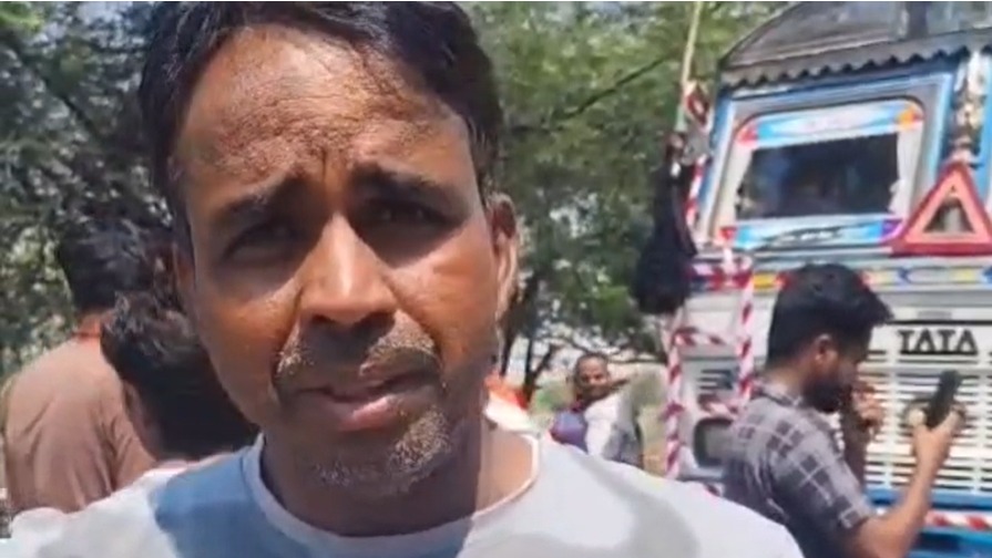 Koderma Gas Crisis: खाली सिलेंडर लेकर सड़क पर उतरे लोग, एक घंटे तक लगा रहा जाम 1