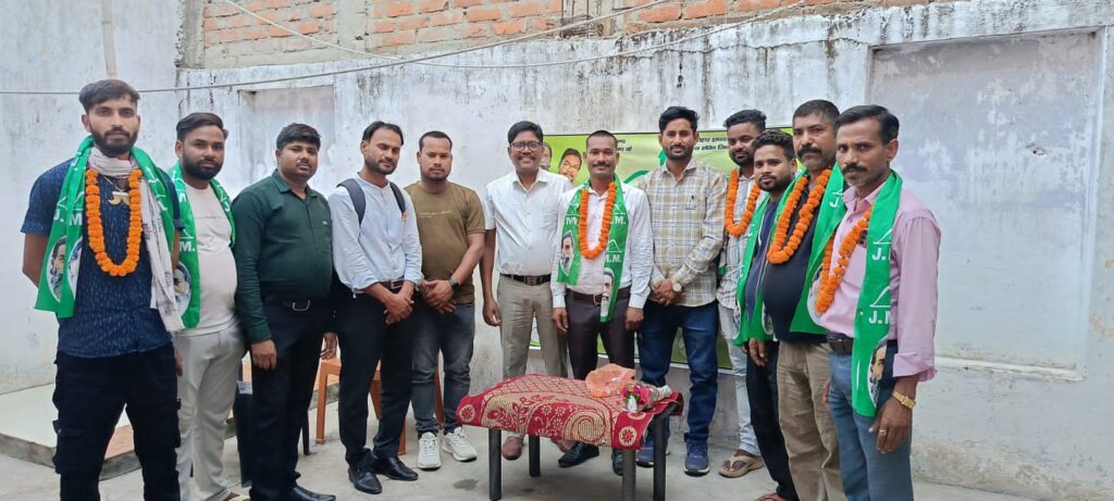 Koderma News: कोडरमा में युवाओं का झामुमो से जुड़ाव, युवा मोर्चा जिला अध्यक्ष मो. सद्दाम के नेतृत्व में कई ने ली सदस्यता 1