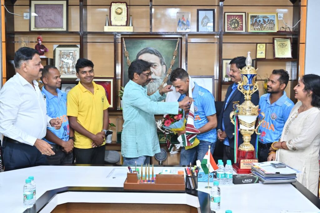 Jharkhand News : हेमन्त सोरेन ने भारतीय डेफ क्रिकेट टीम को किया सम्मानित, नेपाल को हराकर जीता खिताब 2