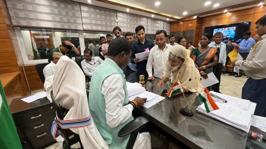 Ranchi News : जनता दरबार में दिखी संवेदनशील प्रशासन की मिसाल, दिव्यांग युवक को मिली इलेक्ट्रिक ट्राईसाइकिल, लापरवाह कर्मचारियों पर सख्ती 1