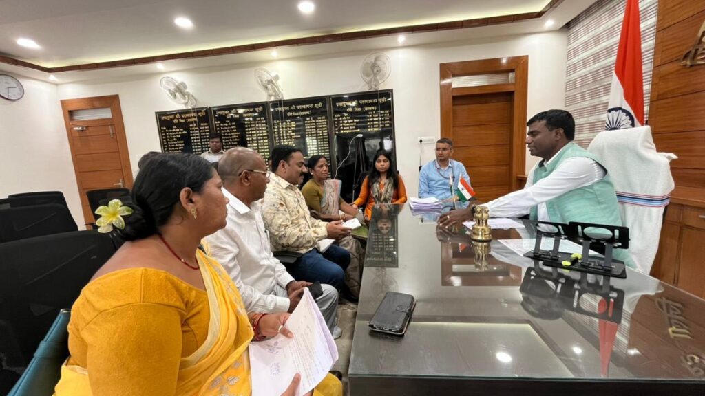 Ranchi News : जनता दरबार में दिखी संवेदनशील प्रशासन की मिसाल, दिव्यांग युवक को मिली इलेक्ट्रिक ट्राईसाइकिल, लापरवाह कर्मचारियों पर सख्ती 3
