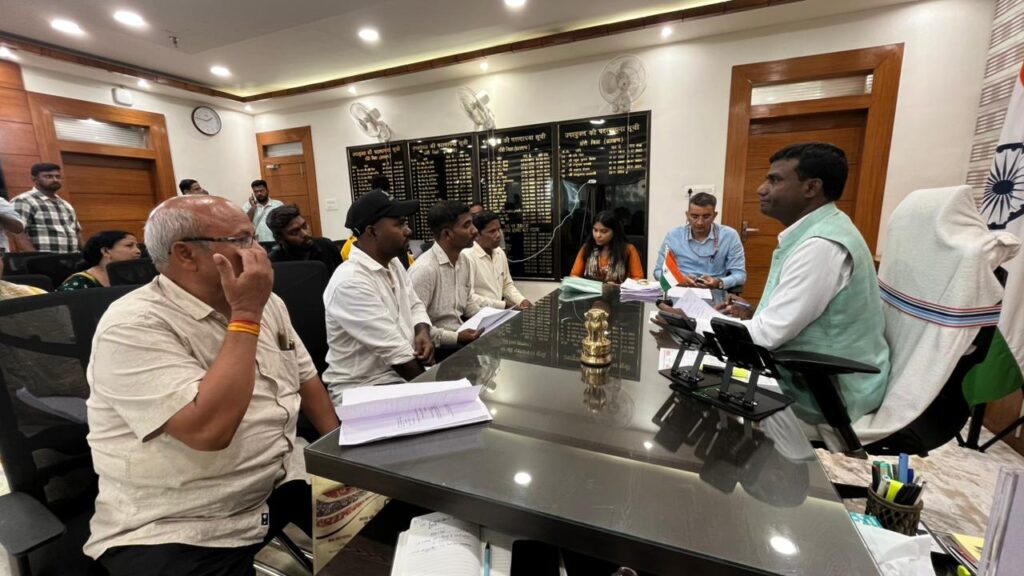 Ranchi News : जनता दरबार में दिखी संवेदनशील प्रशासन की मिसाल, दिव्यांग युवक को मिली इलेक्ट्रिक ट्राईसाइकिल, लापरवाह कर्मचारियों पर सख्ती 2