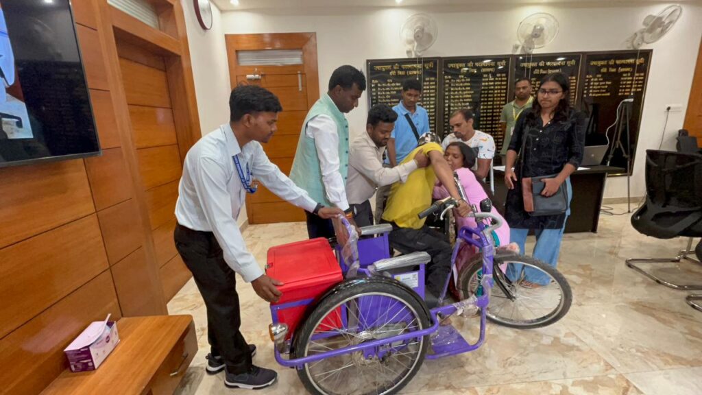 Ranchi News : जनता दरबार में दिखी संवेदनशील प्रशासन की मिसाल, दिव्यांग युवक को मिली इलेक्ट्रिक ट्राईसाइकिल, लापरवाह कर्मचारियों पर सख्ती 4