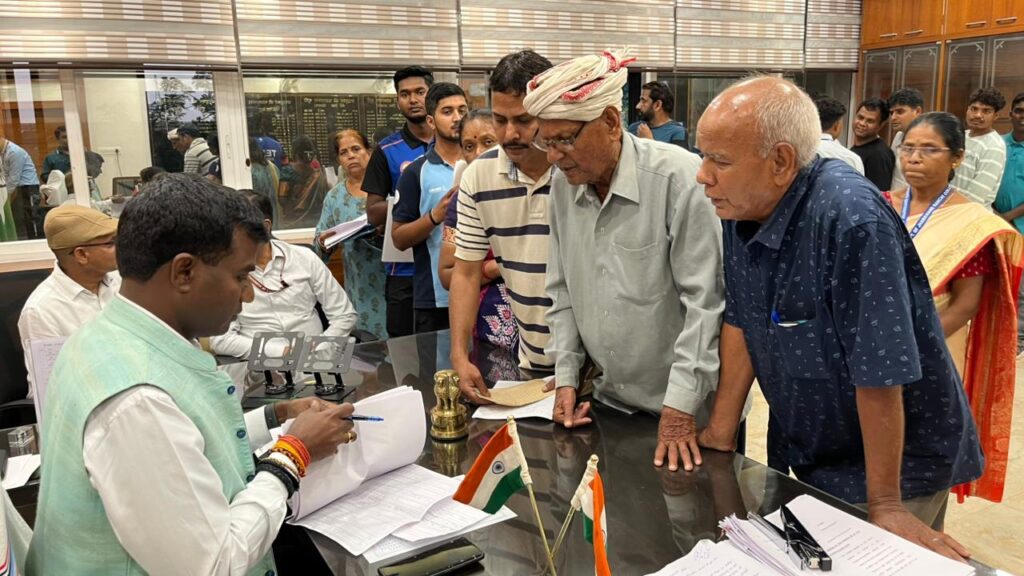 Ranchi News : जनता दरबार में दिखी संवेदनशील प्रशासन की मिसाल, दिव्यांग युवक को मिली इलेक्ट्रिक ट्राईसाइकिल, लापरवाह कर्मचारियों पर सख्ती 5