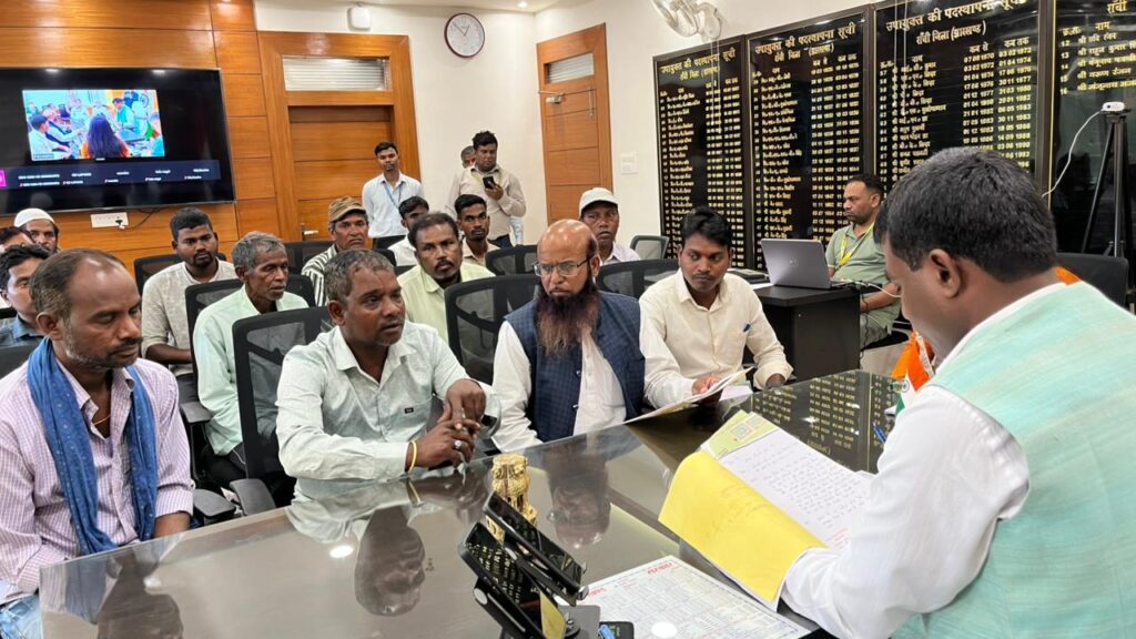 Ranchi News : जनता दरबार में दिखी संवेदनशील प्रशासन की मिसाल, दिव्यांग युवक को मिली इलेक्ट्रिक ट्राईसाइकिल, लापरवाह कर्मचारियों पर सख्ती 6